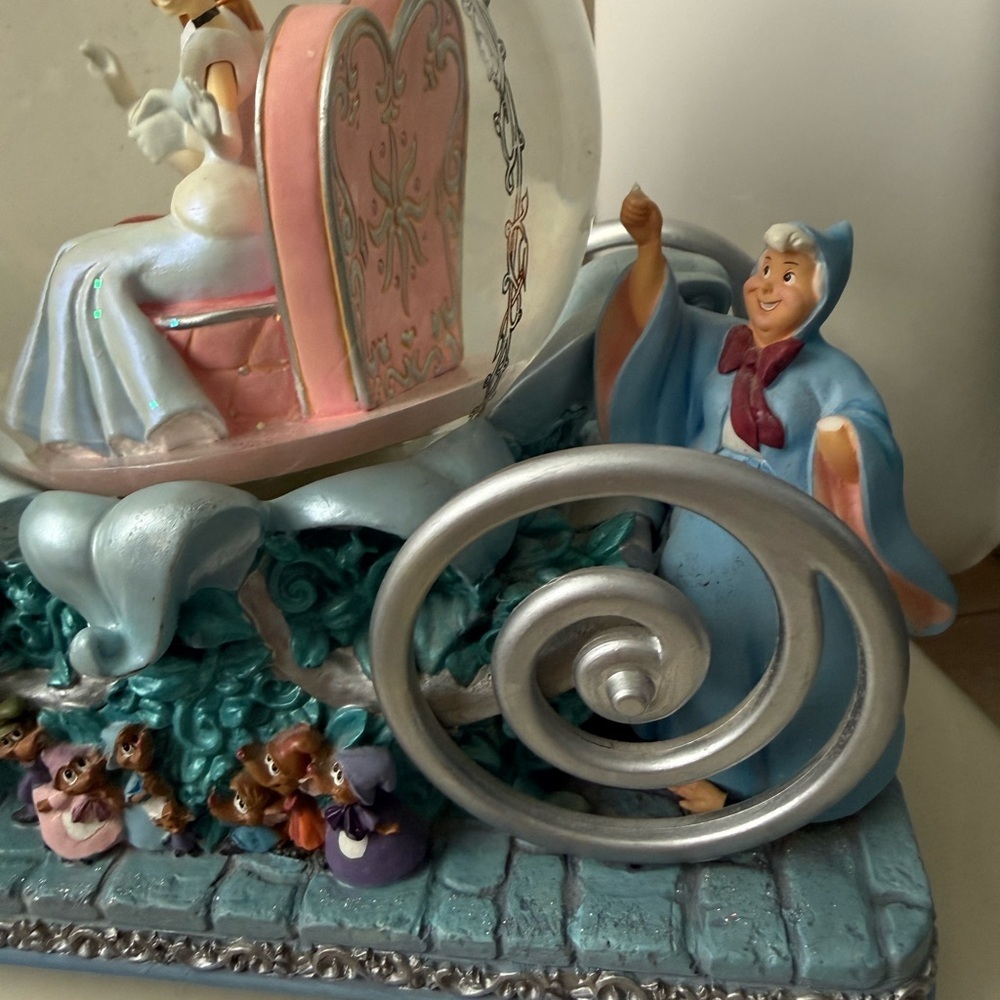 Disney Cinderella 50th Anniversary Carriage Musical Snow Globe - Picture 5 of 8